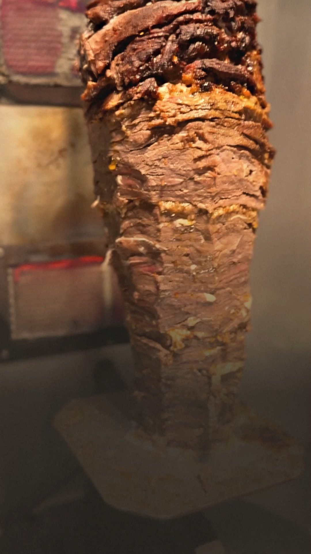 Trompo de shawarma de carne asándose al spiedo en Fagú