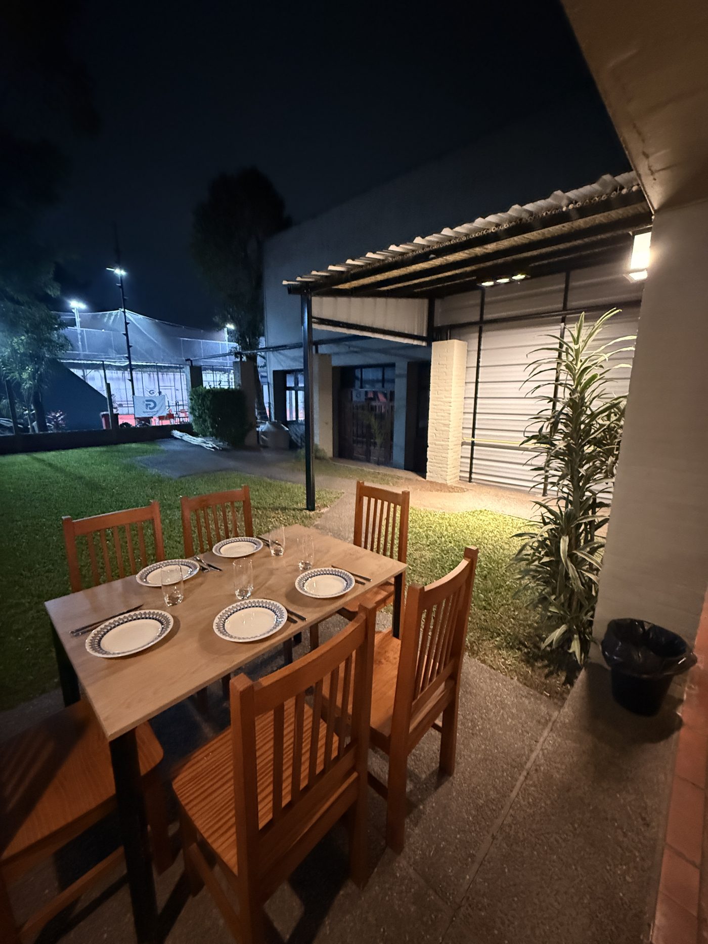 Patio de Fagú Resto con mesas de madera al aire libre