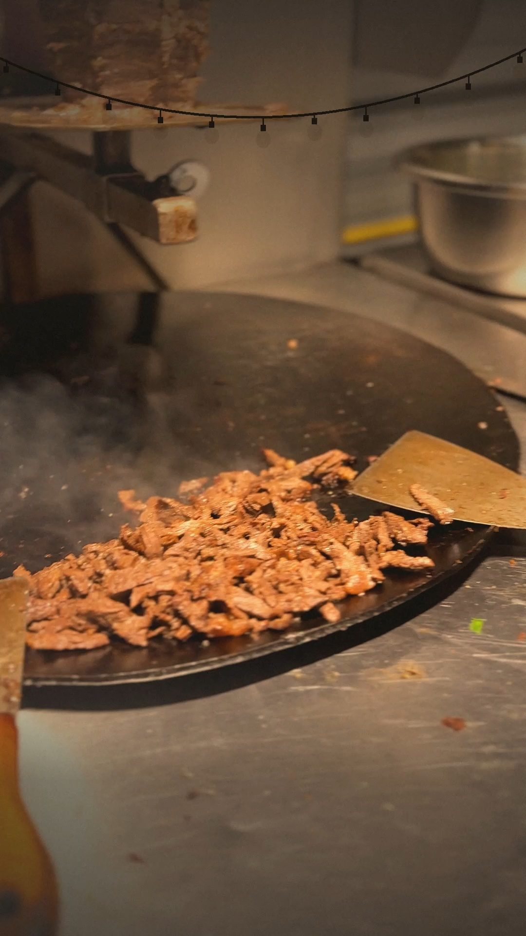Carne de shawarma recién cortada en la plancha